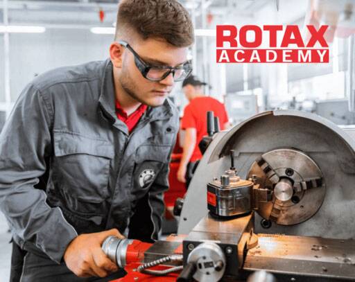 Mitarbeiter arbeitet an einer Drehbank in der Rotax-Academy